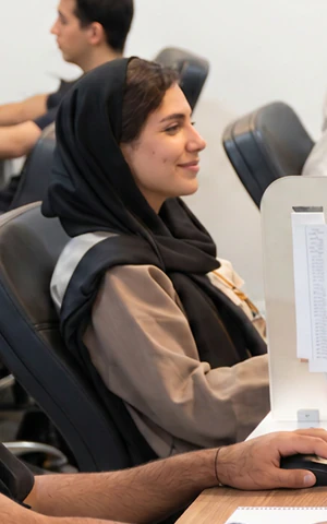 هم‌تیمی پرتال پشت میز کار
